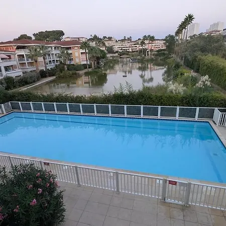 아파트 Pleasant Bright - And Pool View 르까네
