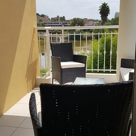 아파트 Pleasant Bright - And Pool View 르까네