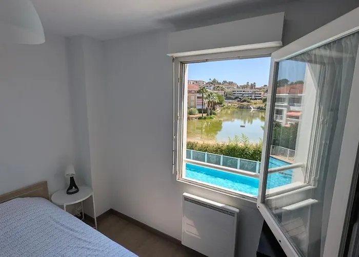 Pleasant Bright - And Pool View Apartment