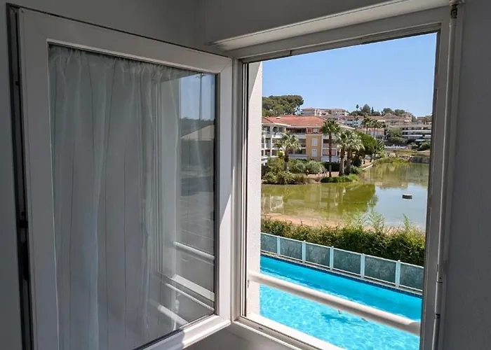 Pleasant Bright - And Pool View