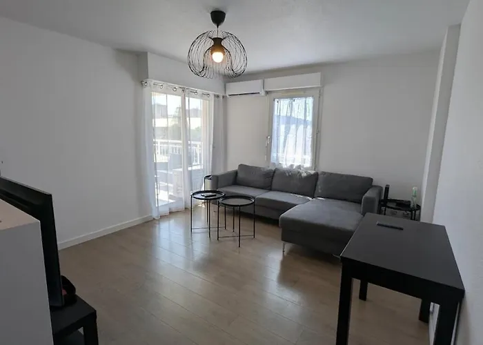 Pleasant Bright - And Pool View Apartment